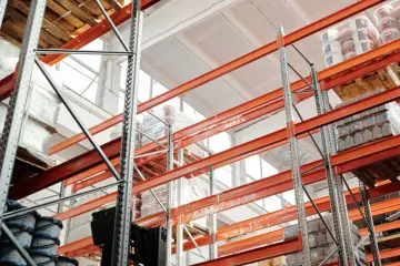 AWS sufre caída en Emiratos Árabes por impacto de objetos; WiseTech recorta 2.000 empleos por IA