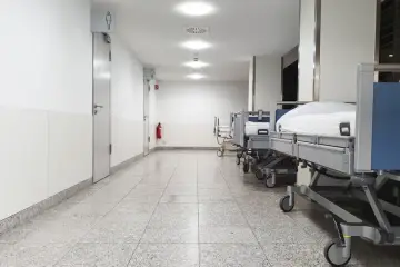 Enfermeras de HCA denuncian errores y agotamiento por software de turnos con IA de Palantir