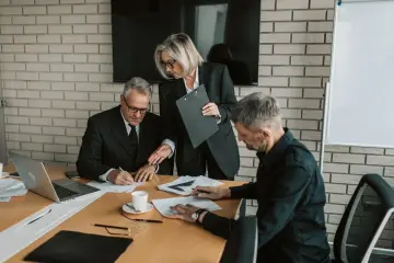 Fotografía de archivo que ilustra: Ejecutivos sin experiencia en IA dictan estrategias de IA; expertos advierten sobre decisiones sin rigor