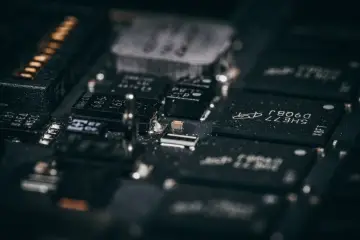 Fabricantes chinos de chips de IA suben precios hasta 50% por escasez de memoria HBM