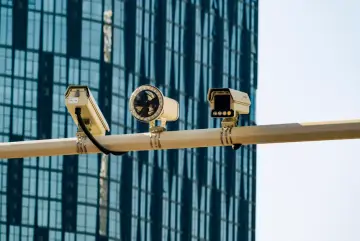 ONG advierte sobre vigilancia estatal con IA y ciberpatrullaje en Argentina y América Latina