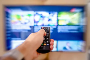 Fotografía de archivo que ilustra: Usuarios emplean Claude para eliminar anuncios y bloatware de Smart TV mediante ADB