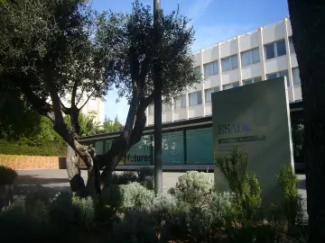 Fotografía de archivo que ilustra: Esade despliega en fase piloto un servicio híbrido de atención al estudiante con agentes de IA