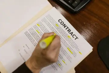Microsoft publica código de conducta para su IA MAI que prohíbe resistir el apagado, sin mecanismo de enforcement