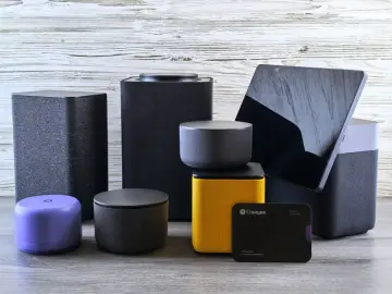 Fotografía de archivo que ilustra: OpenAI prepara altavoz inteligente premium de $300-400 con diseño de Jony Ive