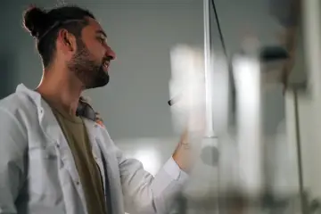 Sakana AI ficha a Jürgen Schmidhuber como asesor científico jefe para su laboratorio de auto-mejora recursiva