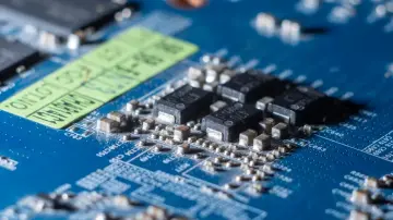Caen los chips en Asia por la competencia china y las tecnológicas de EEUU sufren en la apertura