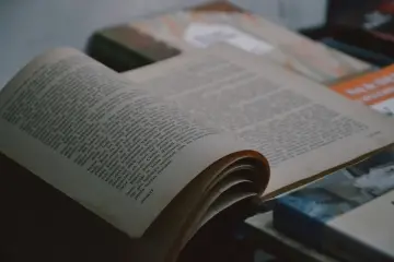 Fotografía de archivo que ilustra: Un estudio identifica seis patrones que hacen agotador leer textos generados por modelos de IA