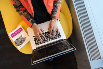 Fotografía de archivo que ilustra: Simon Willison comparte materiales sobre agentes de codificación para análisis de datos