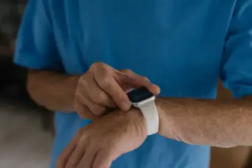 Amazon lanza los wearables Bee Frontier y Bee Eclipse, que resumen conversaciones con IA