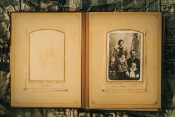 Fotografía de archivo que ilustra: Google DeepMind recrea con IA un recuerdo no fotografiado en el documental 'Love, Rendered'