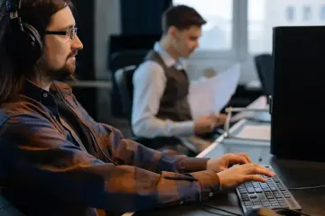 Fotografía de archivo que ilustra: Los agentes de IA para codificación consumen miles de veces más energía que consultas normales