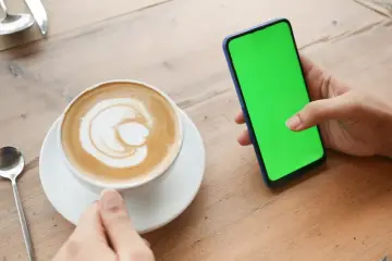 Cuentas de influencers generadas por IA copian chistes de humoristas y Meta no las retira