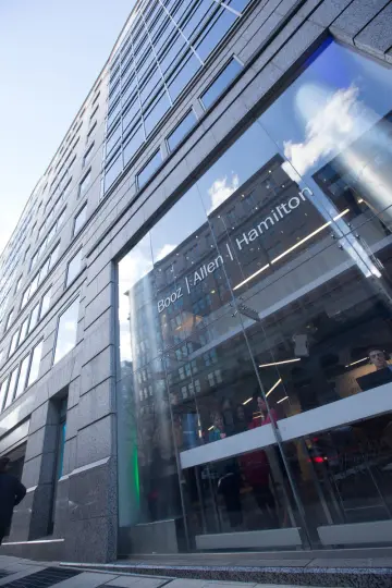 Booz Allen: 18 modelos de IA atacan una red real; harness barato iguala a Claude Mythos