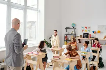 Google presenta LearnLM, modelo de IA educativo con enfoque socrático para aulas