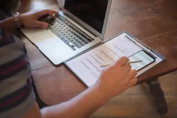 Qué procesa la IA en el móvil y en la nube, y qué garantías de privacidad ofrecen Apple, Google y Microsoft