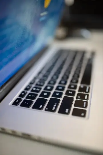 Fotografía de archivo que ilustra: Ejecutar el modelo Qwen de 397B localmente en MacBook usando técnicas de Apple