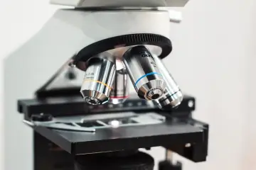 La startup Elorian presenta Glimpse, un modelo que vuelve a mirar imágenes y vídeos mientras razona