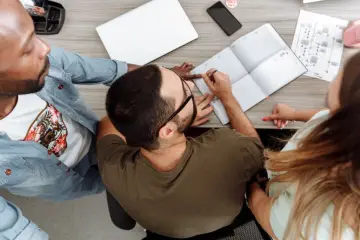 Fotografía de archivo que ilustra: Anthropic cuantifica tareas laborales expuestas a IA: programadores y administrativos en riesgo