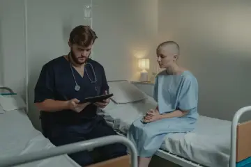 Secretario de Salud de EE.UU. dice que la IA da mejores segundas opiniones médicas que los doctores