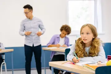 OpenAI y la Fundación Walton lanzan talleres de IA para educadores de primaria y secundaria