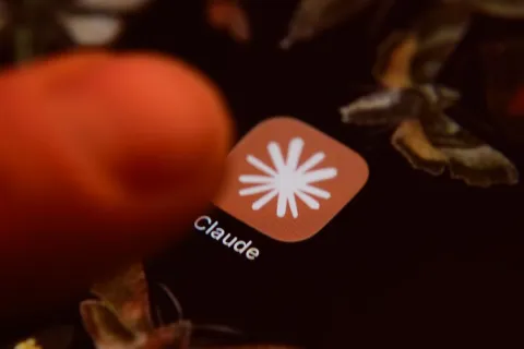 Anthropic añade marcas de agua invisibles a Claude para cumplir la Ley de IA de la UE