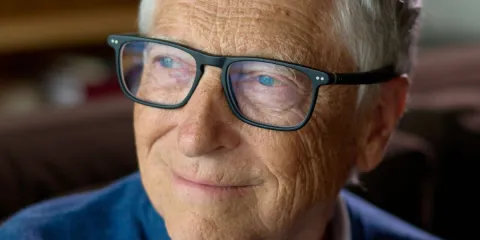 Bill Gates advierte que la IA ya superó umbrales de riesgo bioterrorista y laboral