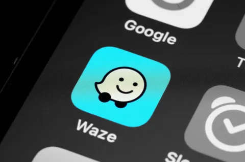 Waze integra Gemini para comandos de voz conversacionales y búsquedas contextuales