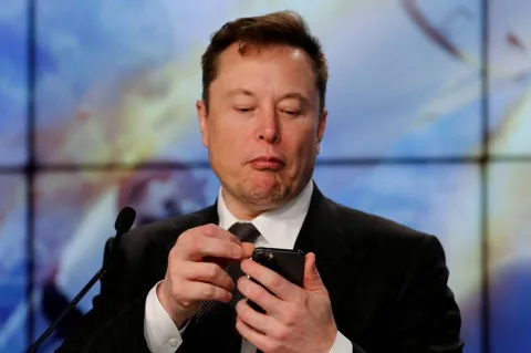 SpaceX muestra a inversores un prototipo de smartphone con IA de xAI