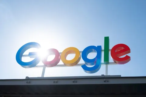 Google lanza herramientas de estudio con IA en Search y Gemini para competir con OpenAI