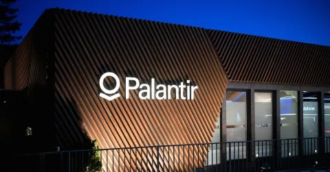HHS usa herramientas de IA de Palantir para auditar subvenciones por alineación con órdenes ejecutivas