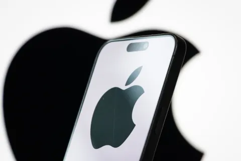 Apple negocia pagar a editores por contenido para mejorar Siri con noticias actuales