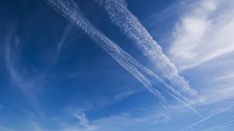 Google y Cathay Pacific amplían pruebas de IA para evitar estelas de condensación