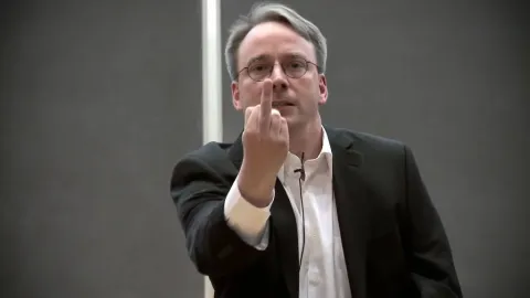 Linus Torvalds usa IA para resolver un error en Linux tras describir el proceso como «infernal»
