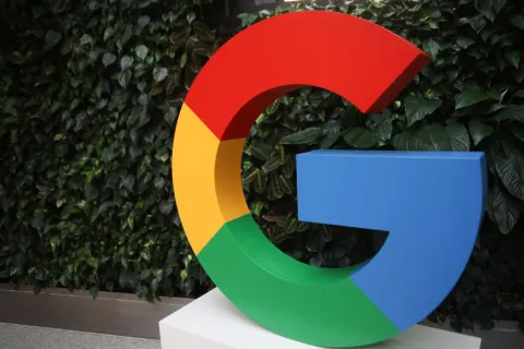 Google integra respuestas conversacionales en buscador y adopta Gemini 3 como modelo por defecto