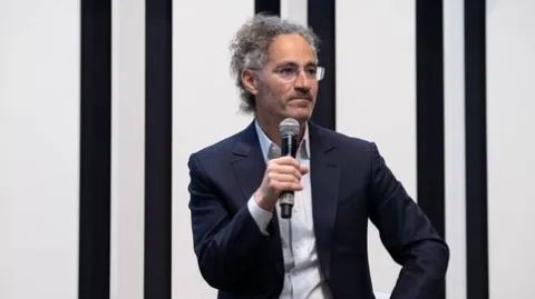 Alex Karp (Palantir) sostiene que la IA reducirá la inmigración al crear empleo local