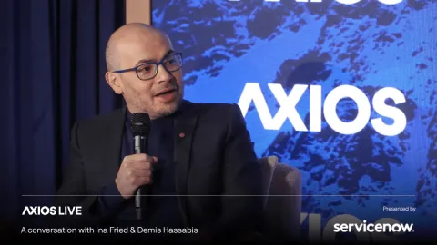 Demis Hassabis dice que sorprende a OpenAI acelerar monetización con anuncios en ChatGPT