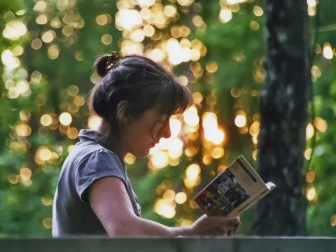 Las herramientas de IA para resumir libros crecen mientras proliferan plataformas que sustituyen la lectura