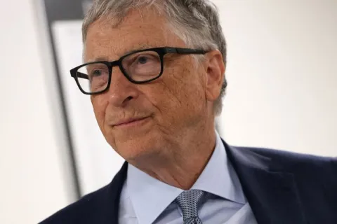 Bill Gates advierte sobre riesgos de la IA en ciberataques, fraude y control de sistemas