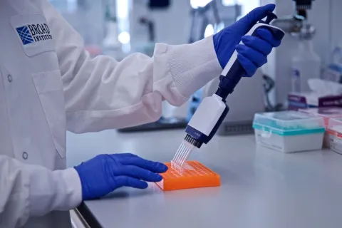 Microsoft y Broad Institute usan IA para predecir respuestas a medicamentos oncológicos por comportamiento celular