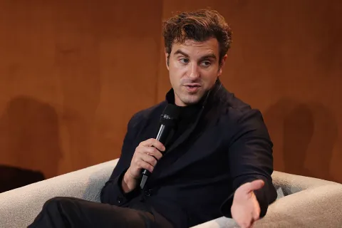 Airbnb reduce el tiempo de desarrollo de features un 60% gracias a IA
