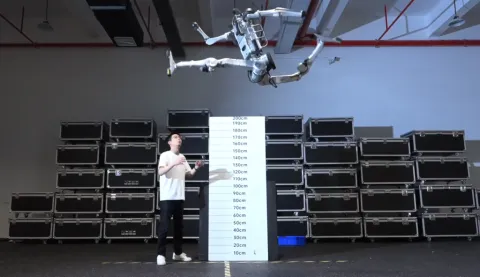 Unitree presenta Superman, robot humanoide que salta 2,4 metros y corre más rápido que Usain Bolt