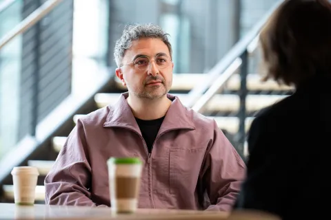 Mustafa Suleyman matiza: la IA ayudará a abogados y contables, no reemplazará sus empleos