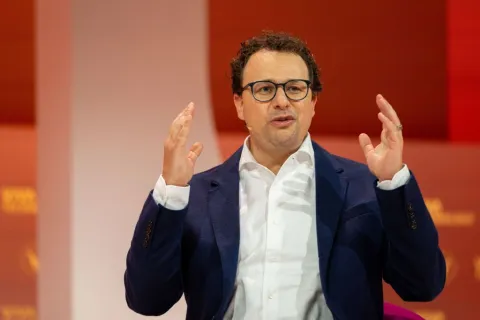 El CEO de Anthropic critica a Nvidia por vender chips de IA a China en Davos