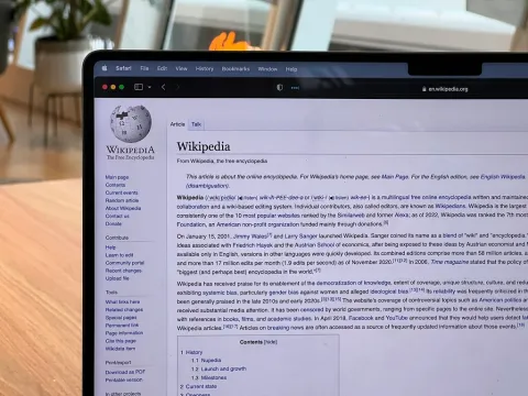 Wikipedia y Big Tech firman acuerdos de pago por acceso a contenido para entrenar IA