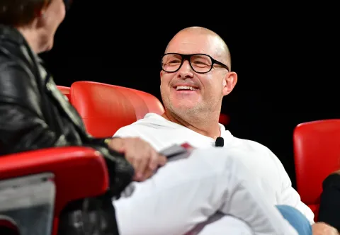 OpenAI desarrolla altavoz inteligente sin pantalla con Jony Ive para 2027
