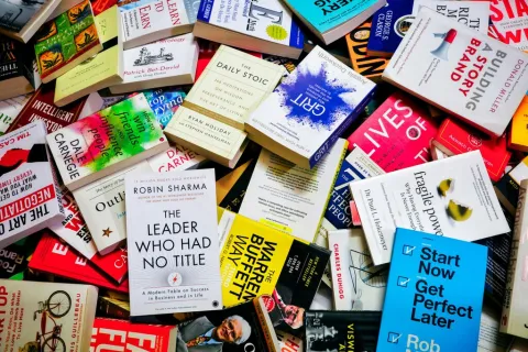 Tim Ferriss: caída del 80% en ventas de libros de autoayuda por competencia de ChatGPT