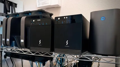 Plataformas distribuidas monetizan la inferencia de IA en ordenadores personales y servidores caseros