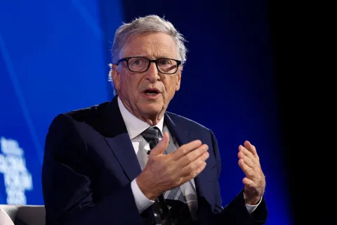 Bill Gates advierte que los compañeros de IA pueden ser adictivos y dañinos para niños