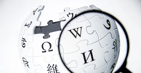 Wikipedia enfrenta amenazas políticas, scraping de IA y colapso de voluntarios a los 25 años